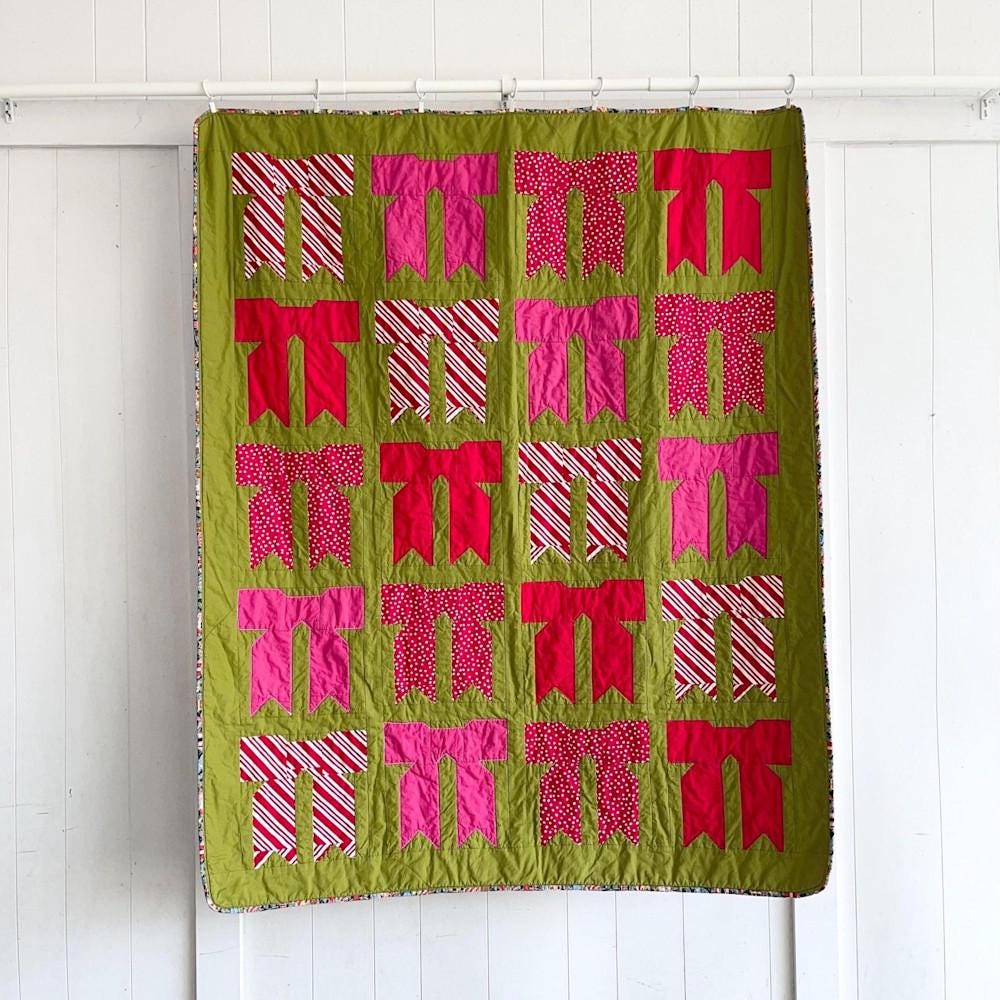 Green quilt with patchwork pink and red bows