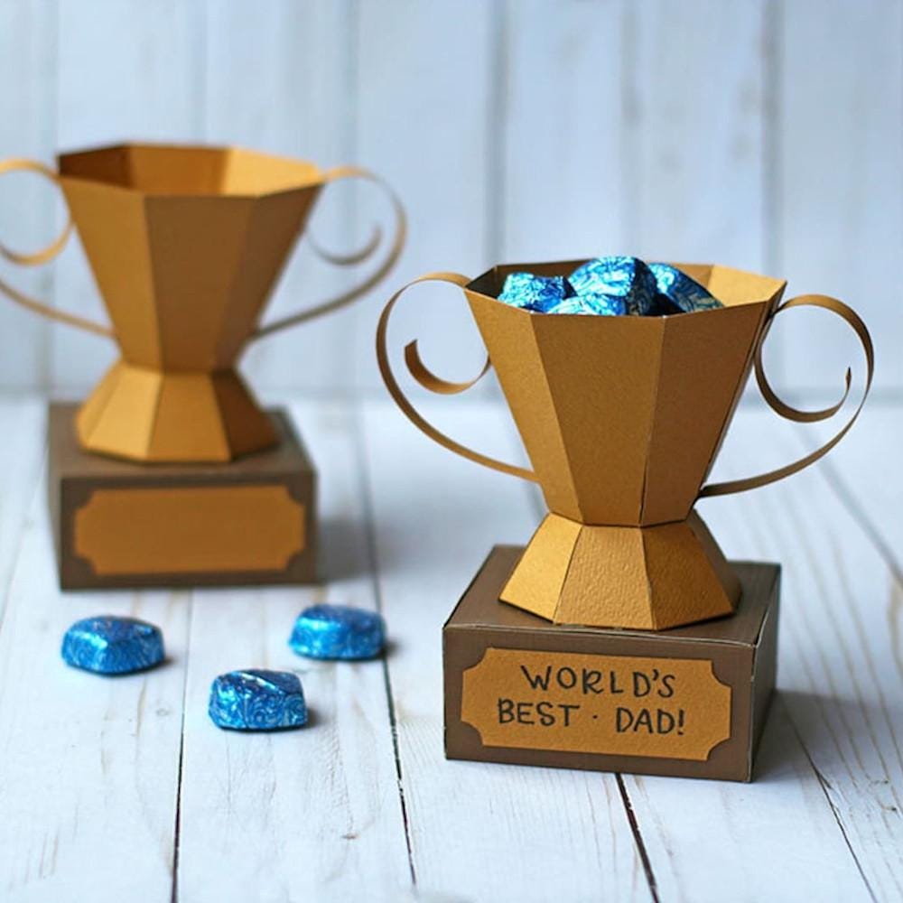 3D Paper award saying "World's Best Dad"