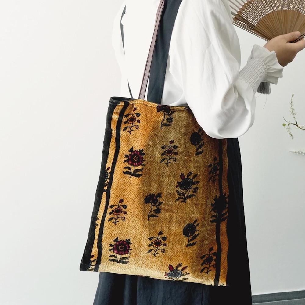 Tote de terciopelo de color jengibre dorado con estampado floral