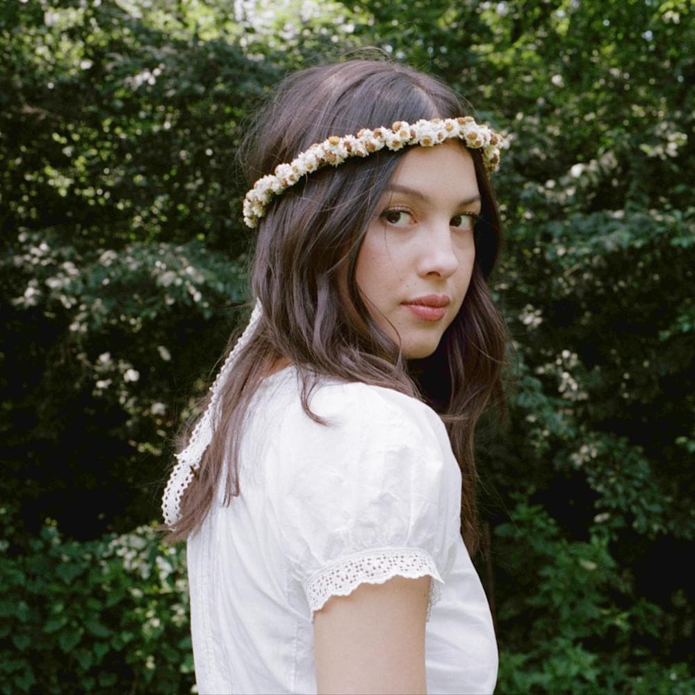 Olivia wearing daisy chain crown