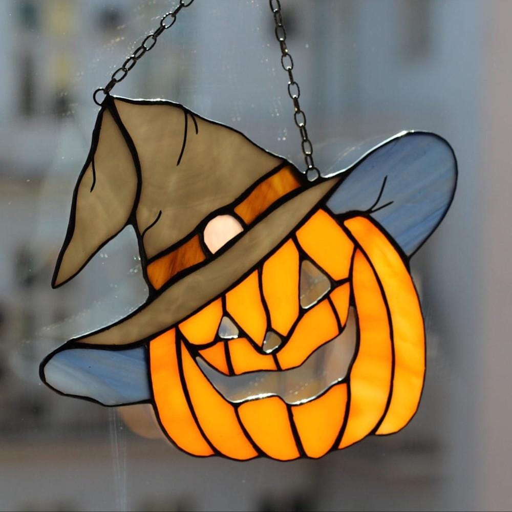 Zucca in vetro colorato con un cappello da strega