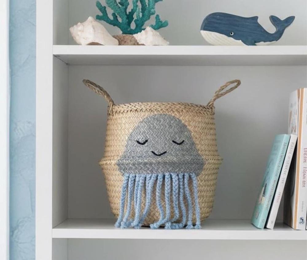 Op een plank staat een opruimmand met kwallenthema voor kinderen
