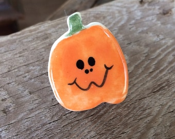 Pumpkin Pin, HALLOWEEN Pin Jack o lantern Pin, Halloween Jewelry, handmade pottery PUMPKIN brooch, Jack O Lantern, teacher halloween gift