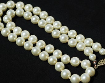 Glass cream pearl necklace. Made in Japan. 1950's pearls. Jackie O pearls.
