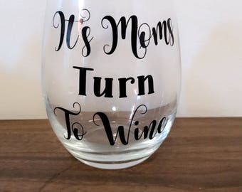 It's moms turn to wine glass - Mother's Day wine glass - gift for mom - wine glass for mom - Mom's turn to wine
