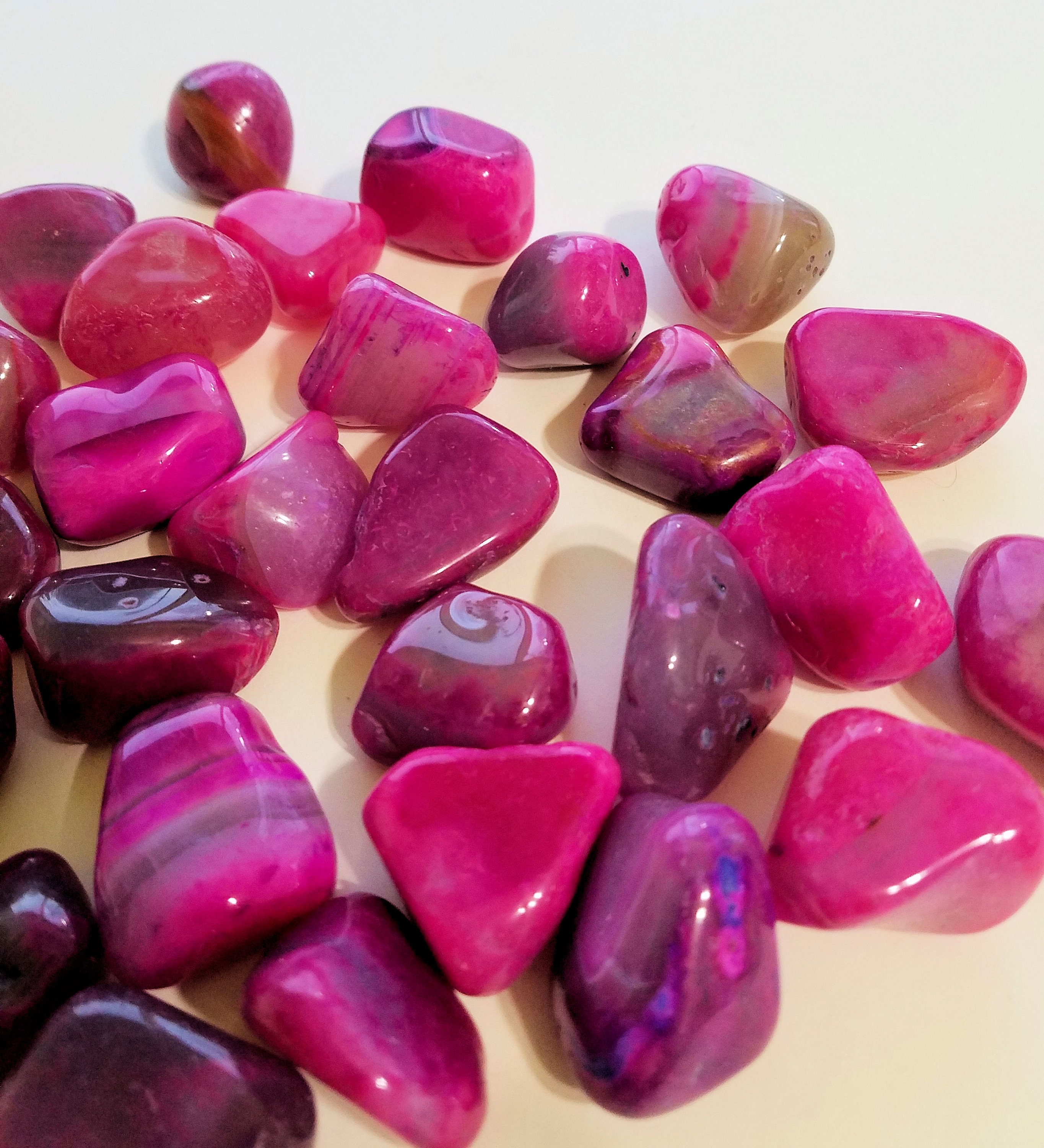 Pink stones. Самоцветы камни розовый агат. Агат переливчатый камень. Розовый агат минерал. Сакуровый агат.