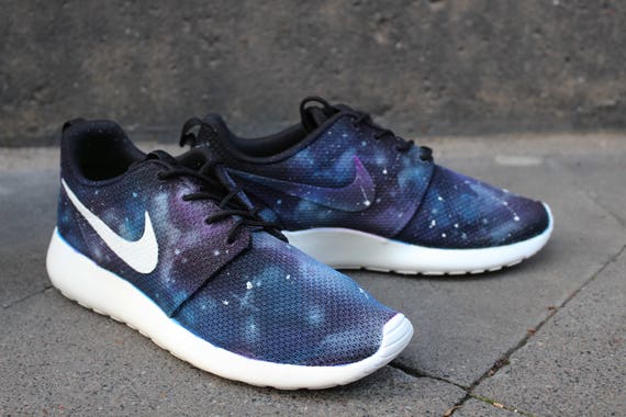 Nike ROSHERUN Intrecciato Taglia 5 UK NUOVO CON SCATOLA Nike ROSHERUN Intrecciato Taglia 5 UK NUOVO CON SCATOLA