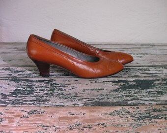 1980's Pappagallo Cognac Pumps// Wooden heel// Spectator// 8 1/2M