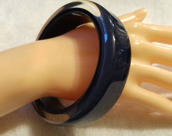 XL Plus Size Navy Blue and Clear Lucite bangle bracelet, Vintage Bangle