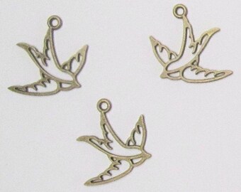 10 antiqued bronze flying swallow bird charm pendant - 21x24mm