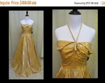 30% OFF ENTIRE STORE Vintage 1940s - 1950s Gown - Fabulous Golden Floral Brocade Strapless Late 40s - Early 50s Party Dress with Petal Bust