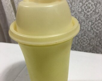 Vintage tupperware gravy shaker, yellow Tupperware