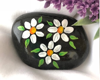 Daisies Painted Rock, Mother's Day Gift, Easter gift, Daisy Painting, Painted Stone, Teacher gift, Christmas gift, stocking stuffer