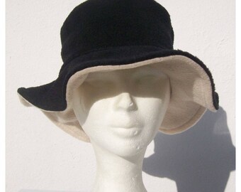 Hat Black/Ecru fleece reversible Cape.