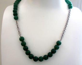 Bijou en perles et chaîne