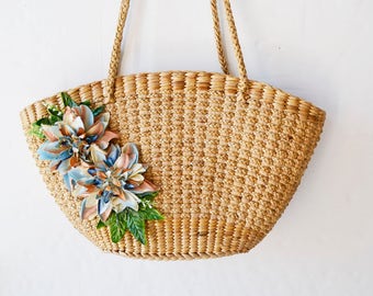 bolso de paja trenzada con flores de tela y plástico