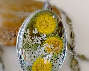 Yellow White Flower Necklace, Pressed Flower Jewelry, Resin Flower pendant, Nature necklace Real flower jewelry, Gifts for Her