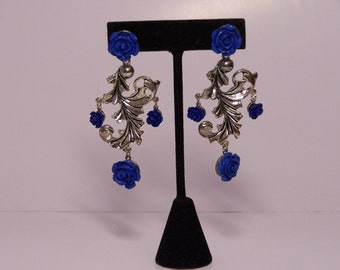 Silver-colored earrings with blue flowers