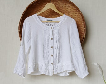 Italian Linen Blouse // Pintucks, Lace, Buttons // Medium