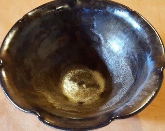 Brown/gold/beige pottery serving bowl
