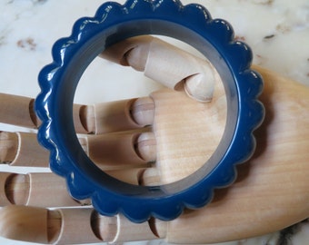 Vintage Navy Blue Lucite Scalloped BANGLE Bracelet