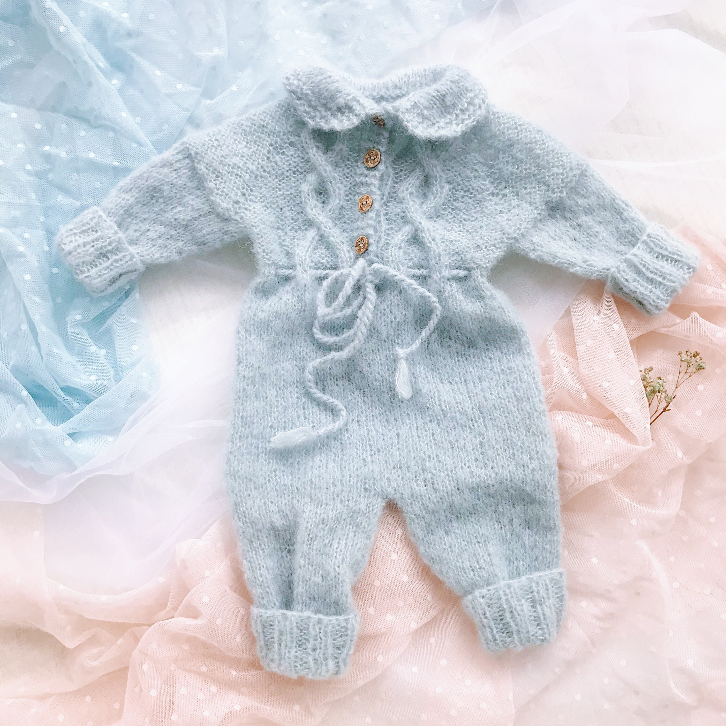 комбинезон вязаный для новорожденного. вязаный комбинезон для новорожденных. мк детский комбинезон спицами для новорожденных. детский вязаный комбинезон. комбинезон для новорожденного связанный спицами.