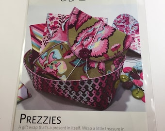 Prezzies Pattern - Lazy Girl Designs - A Gift Wrap That's a Present In Itself - 5" X 5" - Great Gift - Re-Usable Gifting Idea