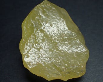 Libyan Desert Glass natural stone - 31gm / 45mm x 36mm x 21mm (F53607)