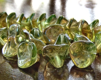 Three Petal Czech Glass Bead Chrysolite Celsian Flower : 12 pc Green Flower Bead
