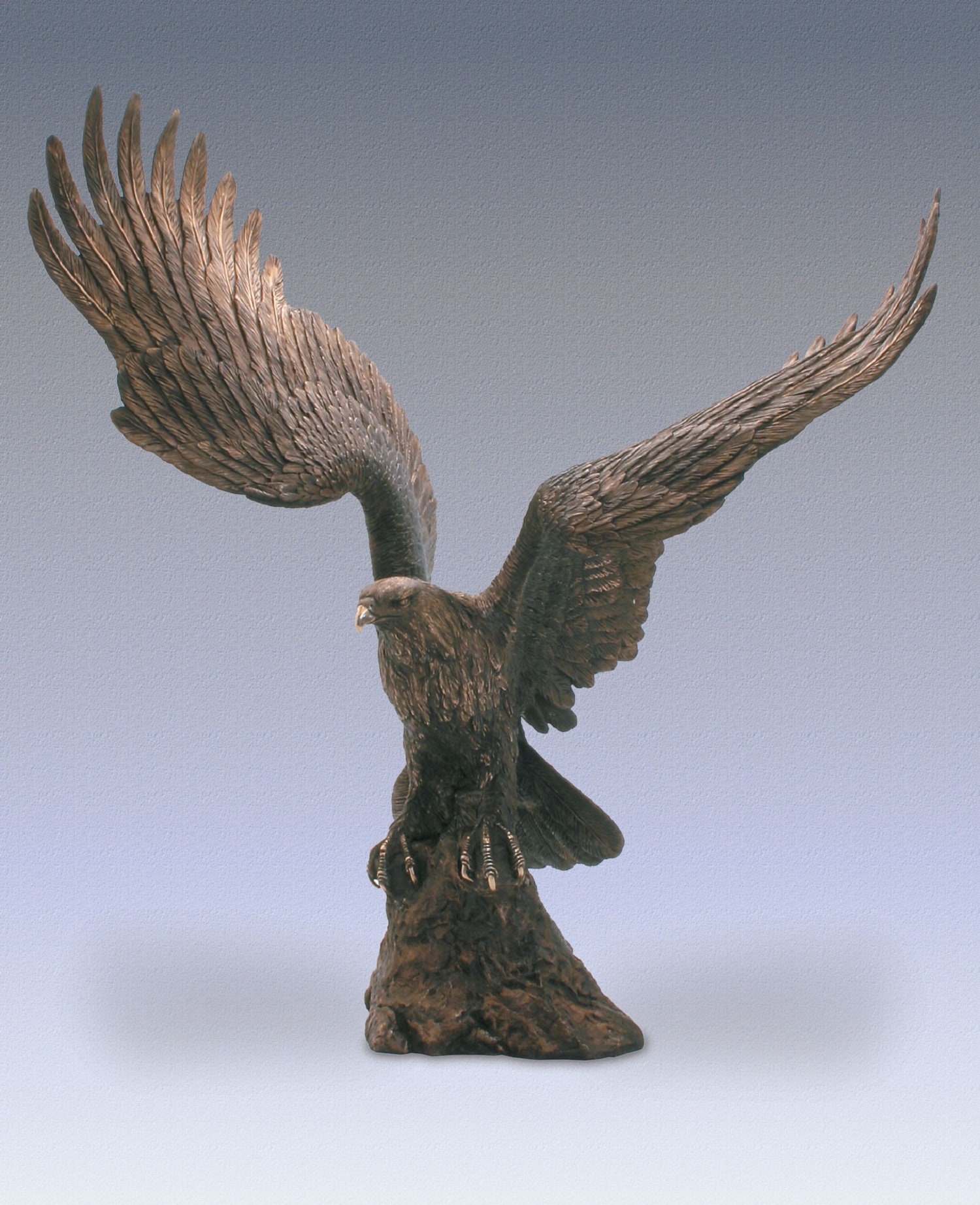 Статуэтка орел из бронзы. Скульптура орла из бронзы. Скульптура орла в бронзе. Орел (бронза). Статуэтка орел богачо бронза.