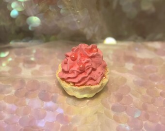 Lightly Vanilla Scented Cupcake Bath Bomb Fizzy