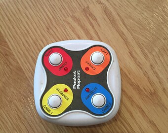 Vintage Electronic Pocket Repeat Radio Shack Simon Game Toy Rare Handheld Game