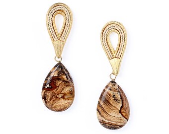 Earring handmade in Buriti's straw and natural stone .