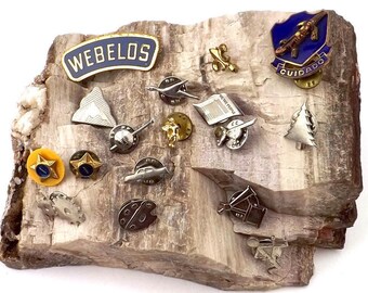 old collectibles lot, memorabilia lot, 17 award merit pins, 1950s scout badges, variety vest badges, old enamel brooches, metal insignia pin