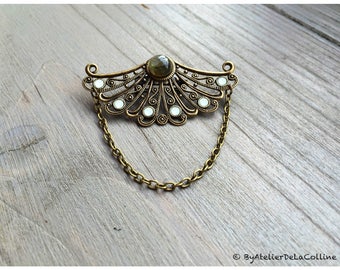 Brooch with labradorite cabochon and Swarovski