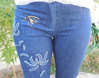 Capri trousers with hand embroidery.