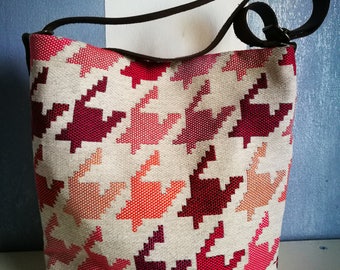 Shoulder strap-Handmade fabric bag, bellows closure, leather handles, pied-de-poule red/pink/white. Handmade. Made in Italy