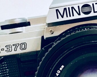 Minolta X-370 with 50mm f/2 lens. A classic. Fully tested with new batteries, strap and lens cap.