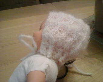 WHITE BEANIE STYLE BONNET IN MOHAIR