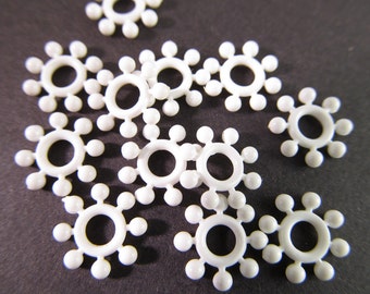 40 Vintage White Plastic Flower Beads Bd585