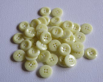 Set of 20 round buttons in pale yellow resin