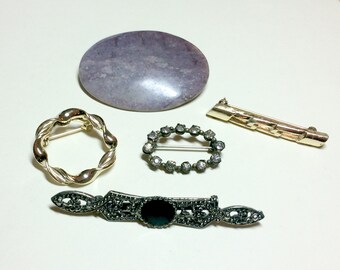 Mixed lot of five brooches, rhinestone pin, bar pins, stone pin, circle pin, vintage jewelry lot, gold pins 1960s-1980s