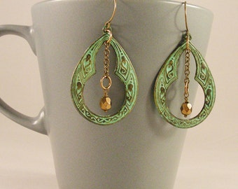 Verdigris Art Nouveau, vintage chain and metallic bead. Handmade earrings.