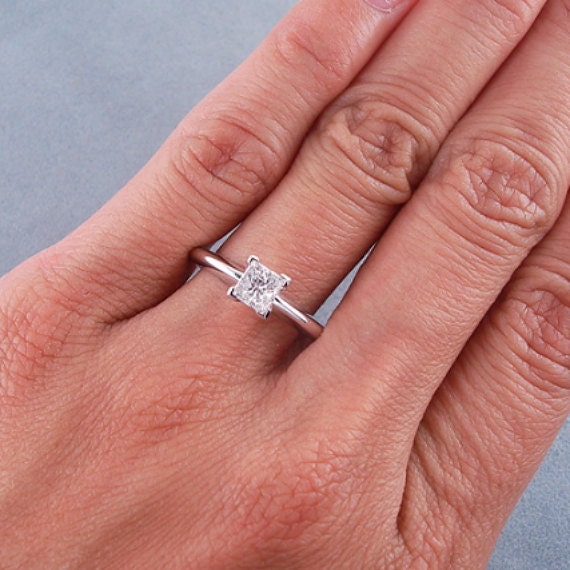 Кольцо с бриллиантом 3 карата на руке
