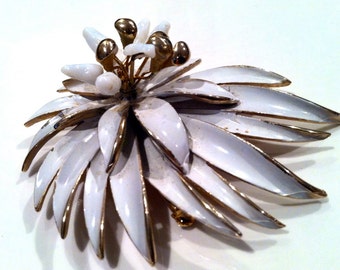 KRAMER stamped WHITE Enamel Floral Pin Brooch Novelty Figural 3D wow Large Designer Golden Unusual Authentic Vintage Jewelry artedellamoda