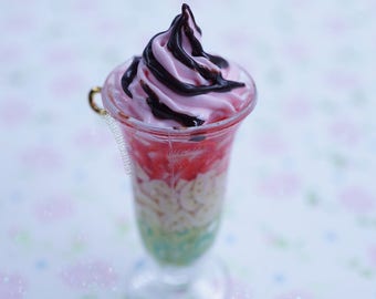 Strawberry Chocolate Whipped Cream Ice Cream with Strawberry, Banana and Kiwi, Keychain, Straw, Smoothie, Fruit