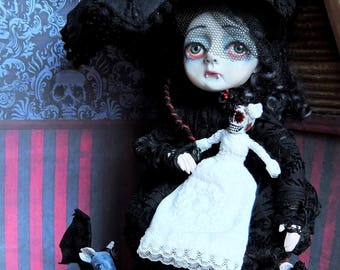Vanessa Vespertilo, a creepy cute A6 postcard