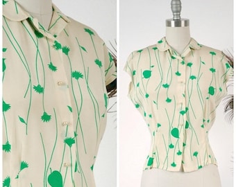 20% OFF - Vintage 1950s Blouse - Charming Ivory and Kelly Green 50s Short Sleeve Blouse with Climbing Floral Print