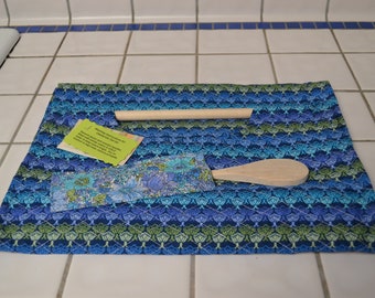 Casserole carrier in blues and greens design pattern