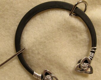 Penannular Brooch Shawl or Kilt Pin w/ silver tri-knot finials